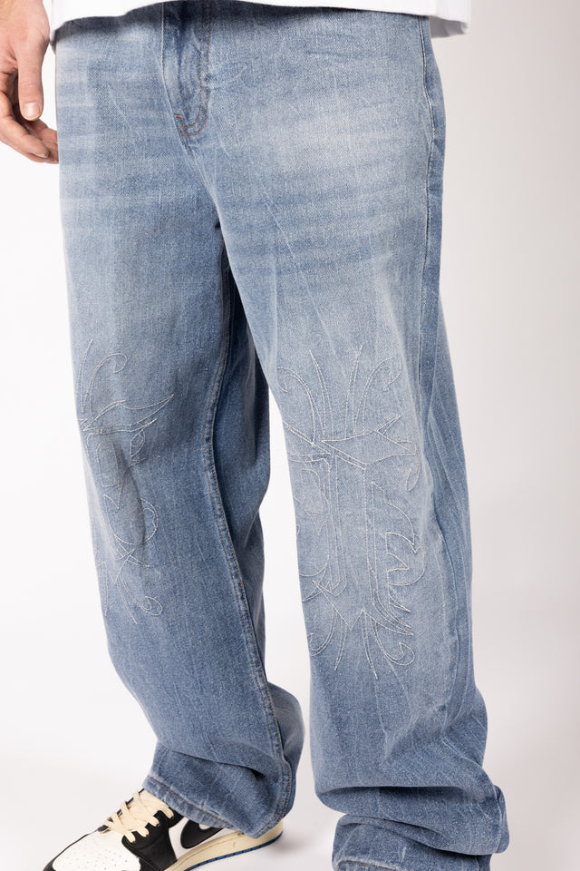 KNEE EMBROIDERY LIGHT BLUE WASHED DENIM