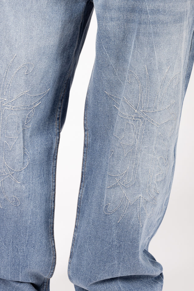 KNEE EMBROIDERY LIGHT BLUE WASHED DENIM