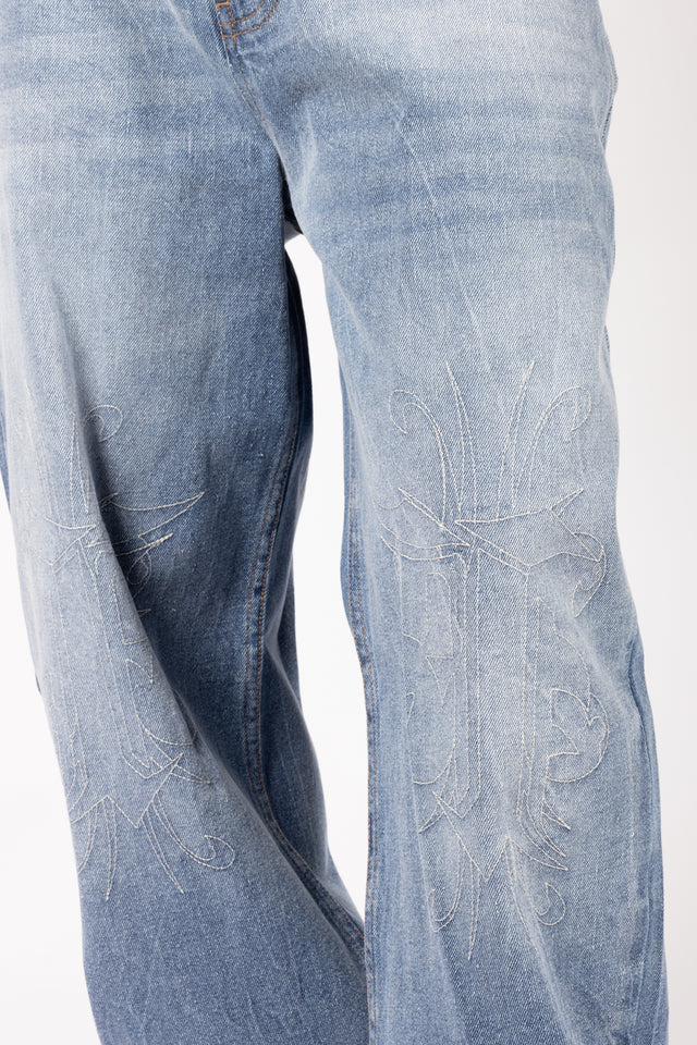 KNEE EMBROIDERY LIGHT BLUE WASHED DENIM