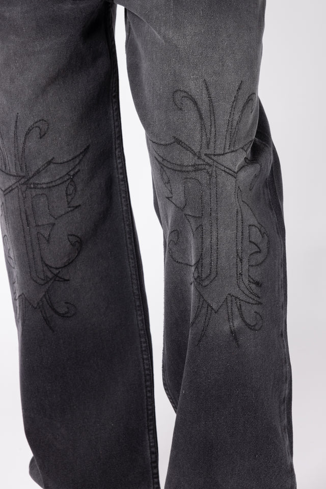 KNEE EMBROIDERY BLACK WASHED DENIM