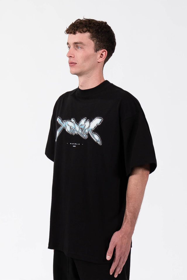 Model trägt schwarzes oversized T-Shirt von Favela Clothing mit Space Print auf der Brust