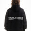 Model trägt einen black washed oversized hoodie mit favela 2024 backprint