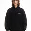 Model trägt einen oversized black washed hoodie mit favela logo auf der Brust