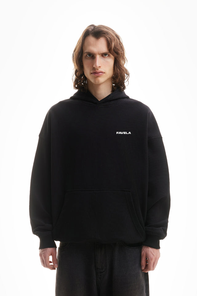 Model trägt einen oversized black washed hoodie mit favela logo auf der Brust