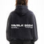 Model trägt einen black washed oversized hoodie mit favela 2024 backprint