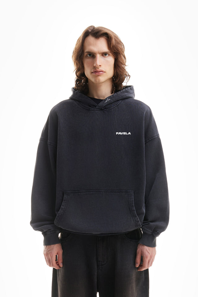 Model trägt black washed oversized hoodie mit Logo