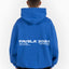 Model trägt rocal blue frontzip hoodie mit favela 2024 backprint und oversized fit