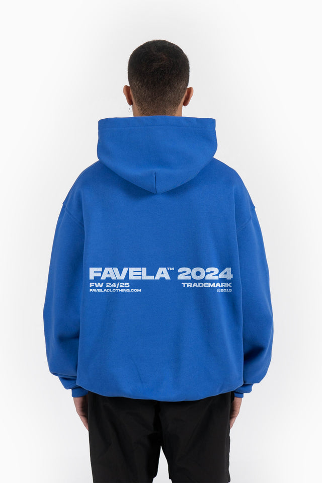 Model trägt rocal blue frontzip hoodie mit favela 2024 backprint und oversized fit