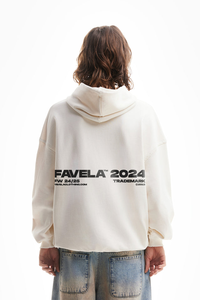 Model trägt Vanilla off White Hoodie by Favela Clothing mit Backprint und oversized fit