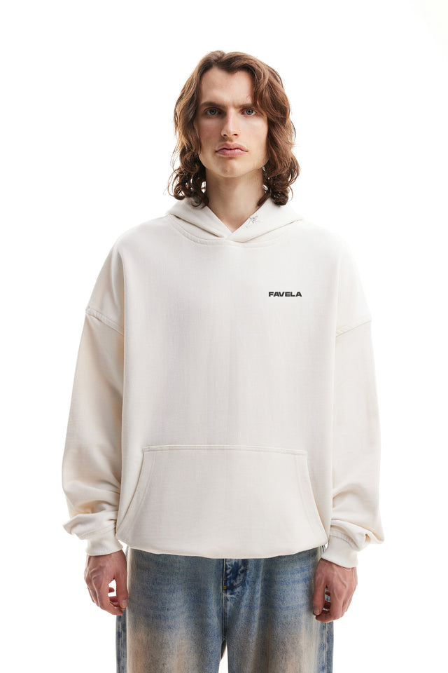 Model trägt einen vanilla off white hoodie mit Favela Logo auf der Brust