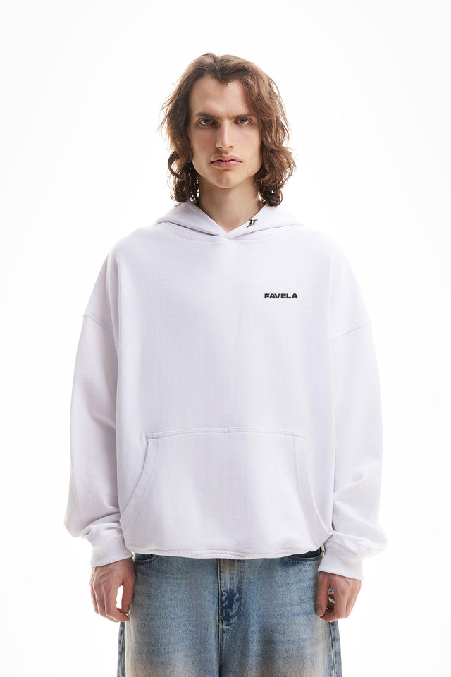 Model trägt einen weißen hoodie von favela mit oversized passform und logo auf der Brust