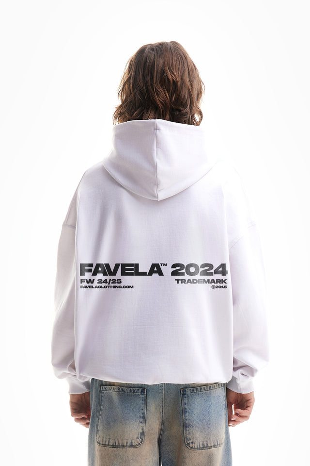 Model trägt white oversized Hoodie von Favela mit Backprint 