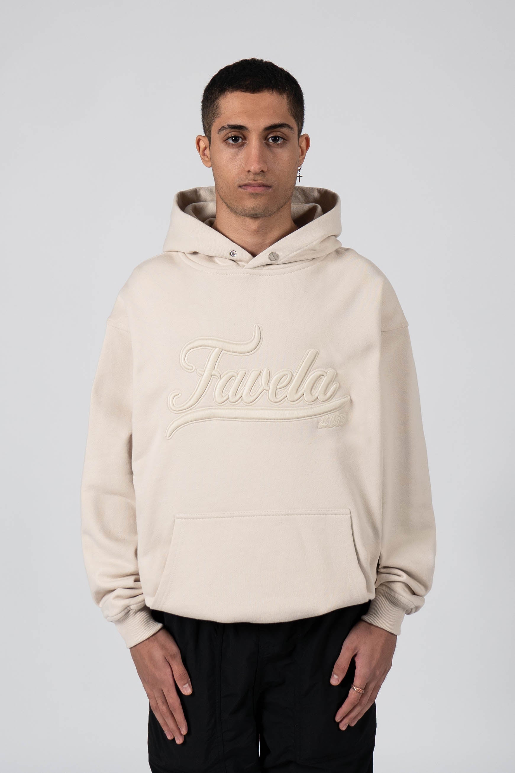 Favela Clothing Model trägt Hoodie