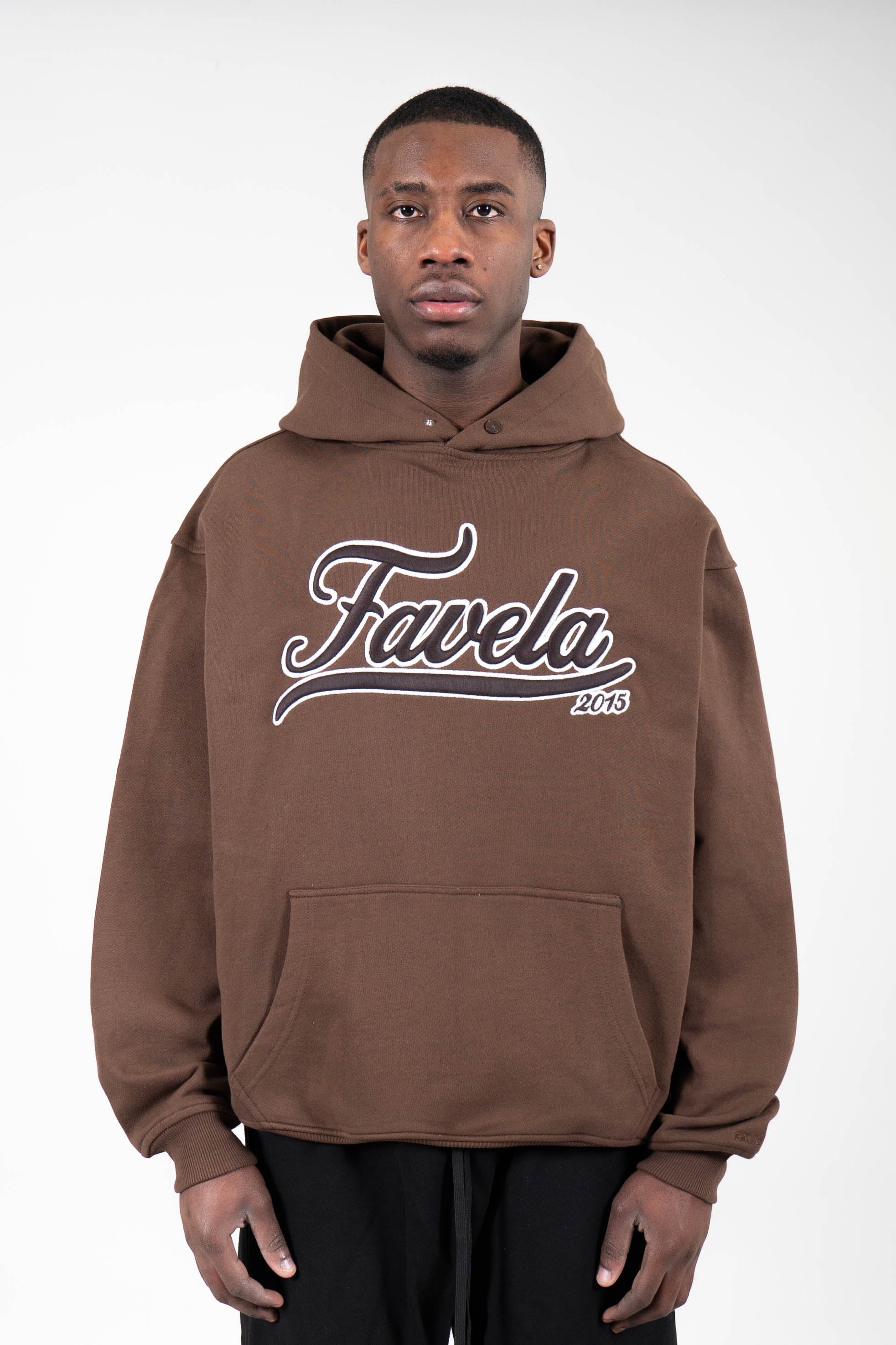 Favela Clothing Model - Brauner Hoodie