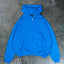 Oversized Frontzip Hoodie in der Farbe Royal Blue wird fotografiert