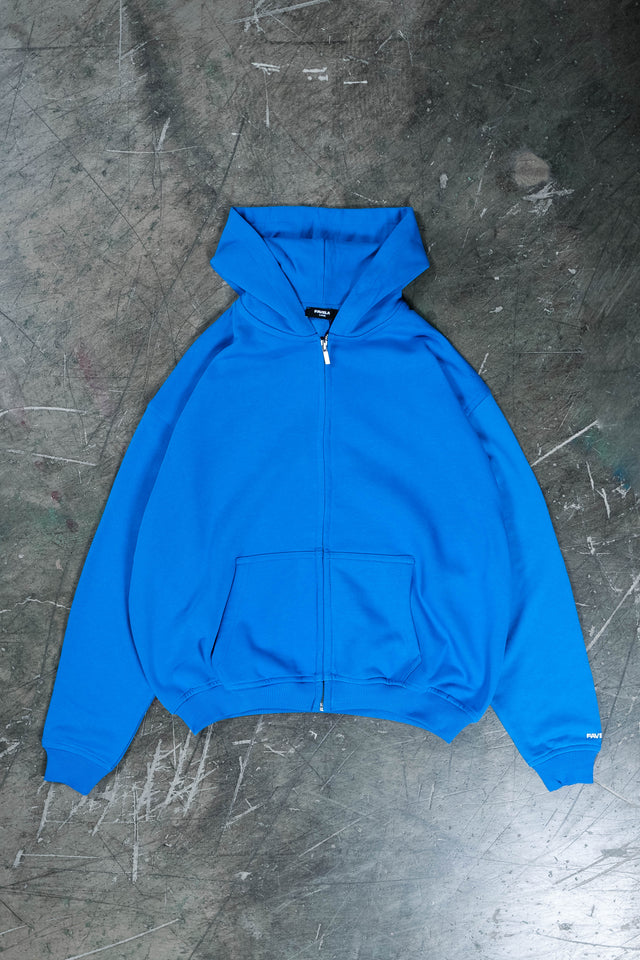 Oversized Frontzip Hoodie in der Farbe Royal Blue wird fotografiert